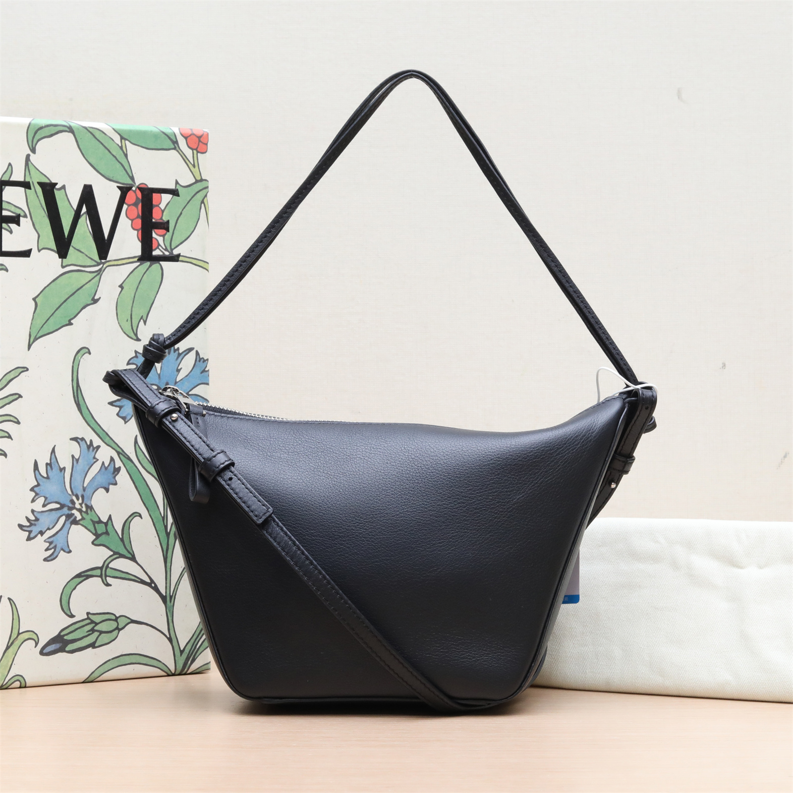 99新 LOEWE/罗意威 小花6枫Hammock Hobo 浮雕字谜 迷你 黑色包