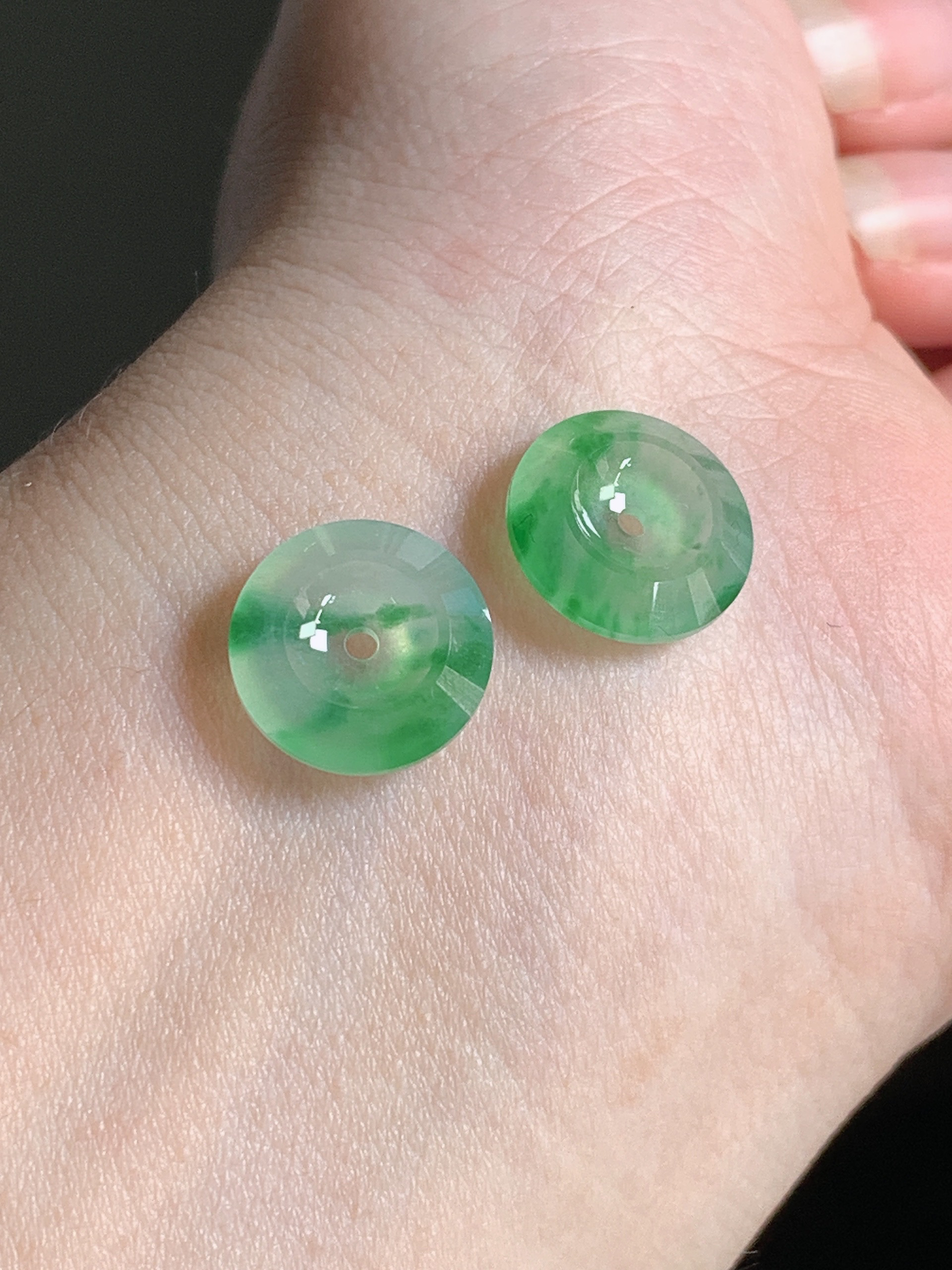 天然缅甸翡翠A货冰种飘阳绿花平安扣一对裸石耳钉，尺寸11.9*3.6
