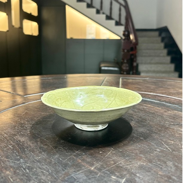 龙泉刻花葵口碗，质地古朴，刻花自然流畅，外加葵口，口径15.5厘米