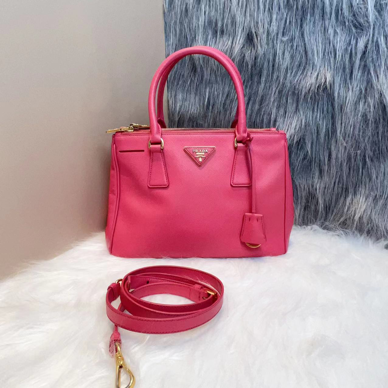 95新 Prada/普拉达 prada经典杀手包粉色肩带款 k02745