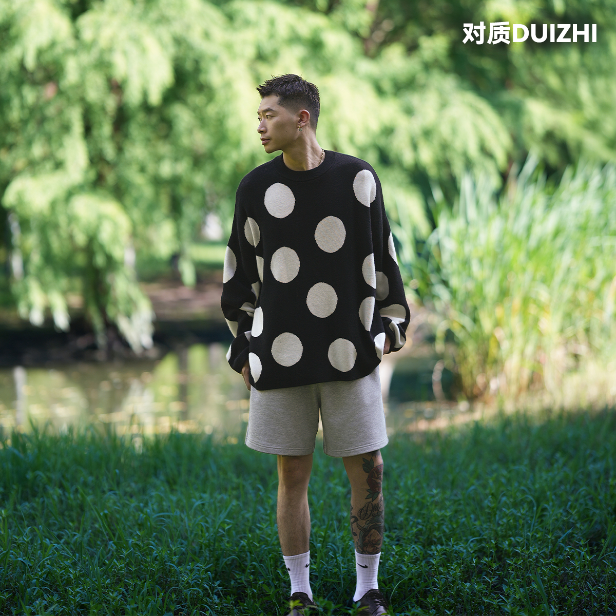 DUIZHI/对质秋冬休闲宽松圆领前短后长黑白波点长袖针织毛衣经典