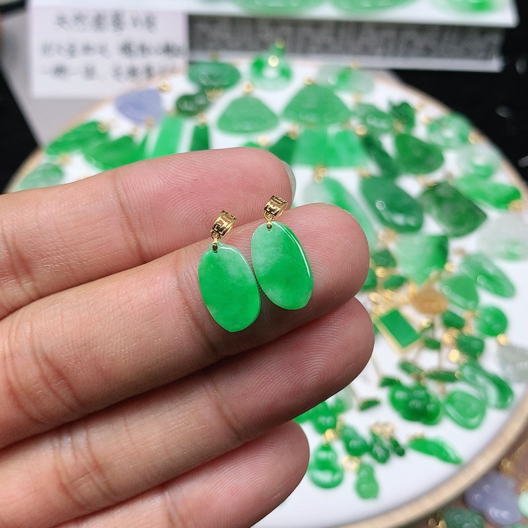 翡翠配石18K金扣头 小巧精美飘阳绿小薄福瓜一对