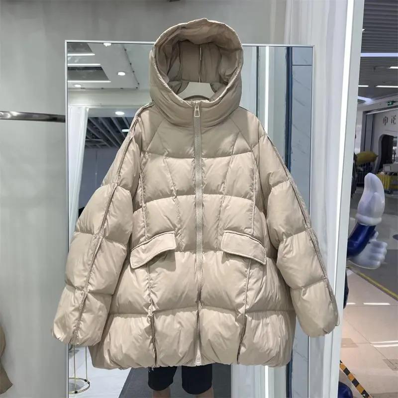 波司澄200斤加大码冬季保暖羽绒服女中长款宽松胖mm斗篷连帽白鸭