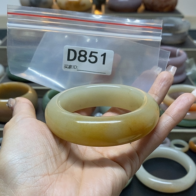 【闪购商品】石英岩玉手镯未镶嵌燕**?