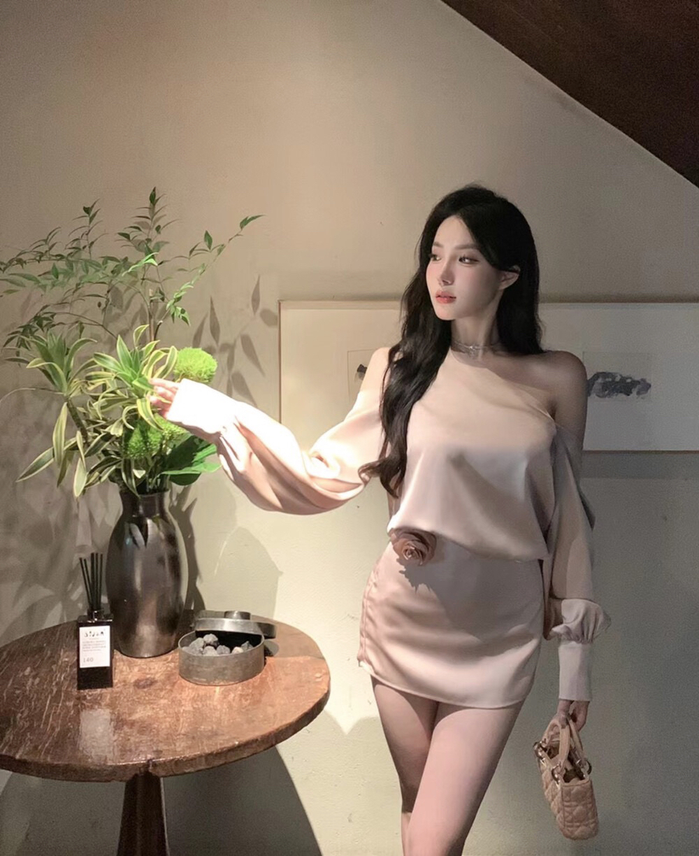 早秋上新！早秋气质红玫瑰绸缎优雅漏肩设计连衣裙(配可拆卸花)  