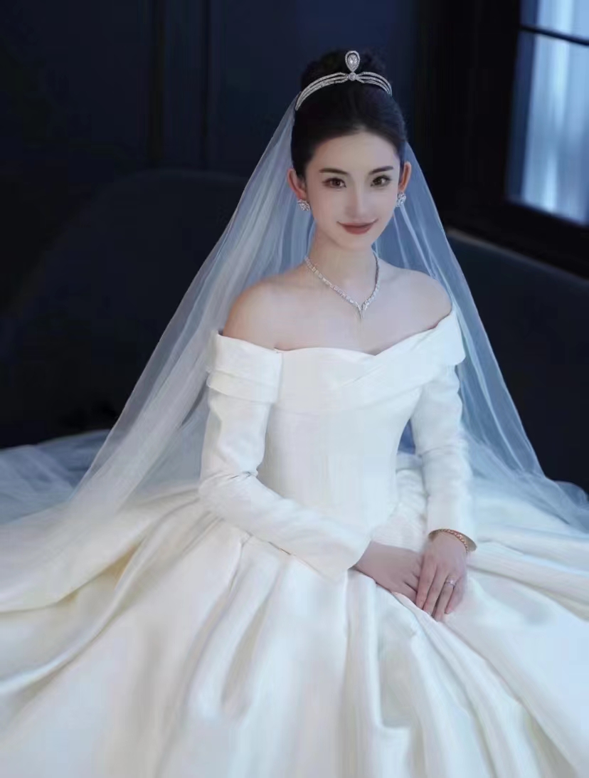 新款长袖缎面一字肩简约大气复古拖尾主纱