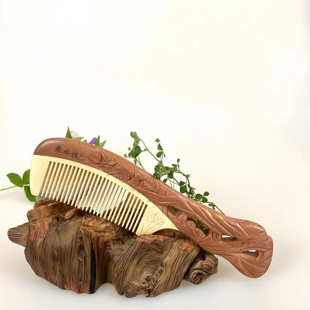 天然正品桃木黄杨木合木梳手工雕刻精美图案家用送礼双面长柄精品