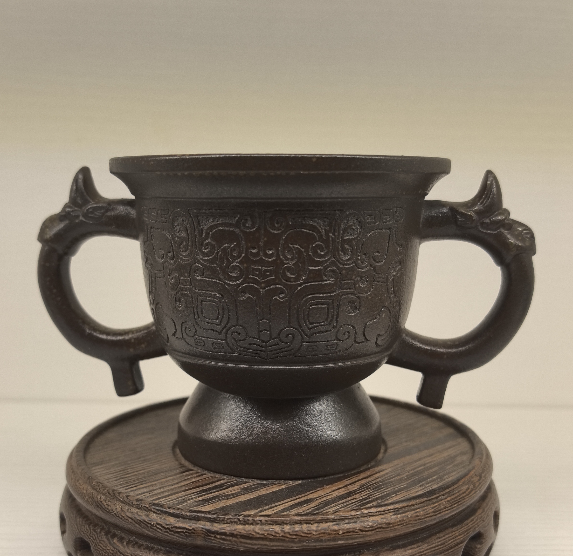 紫砂爵杯茶具，手工制作，采用原矿高温清灰泥，并柴烧而成。纯手工