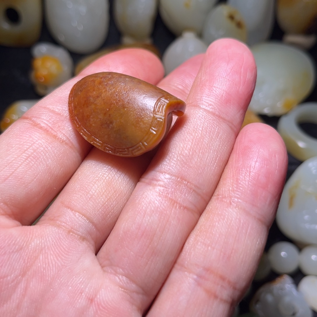 和田玉颈饰未镶嵌铁*