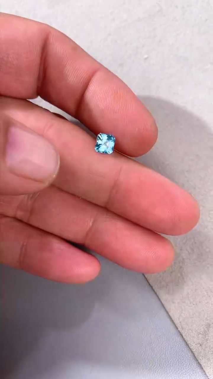 【闪购商品】锆石裸石未镶嵌一粒，1.355克拉方5.5小颗粒！！