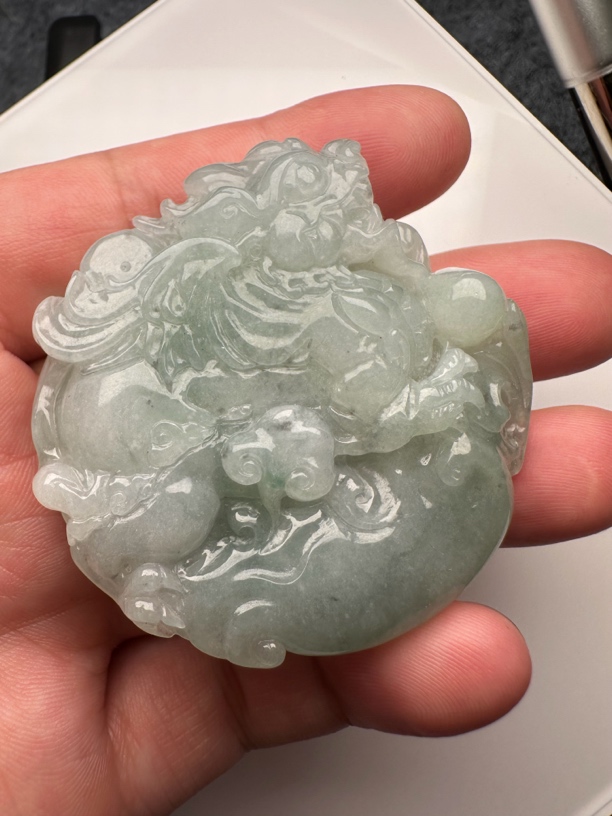 翡翠果绿底色飞天貔貅