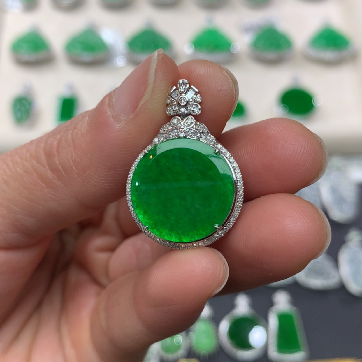 【闪购商品】翡翠颈饰18K金镶嵌是***啊