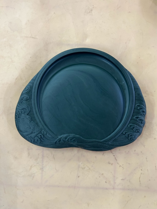 水泉老坑石雕刻金蝉砚，石质细腻温润纹理独特