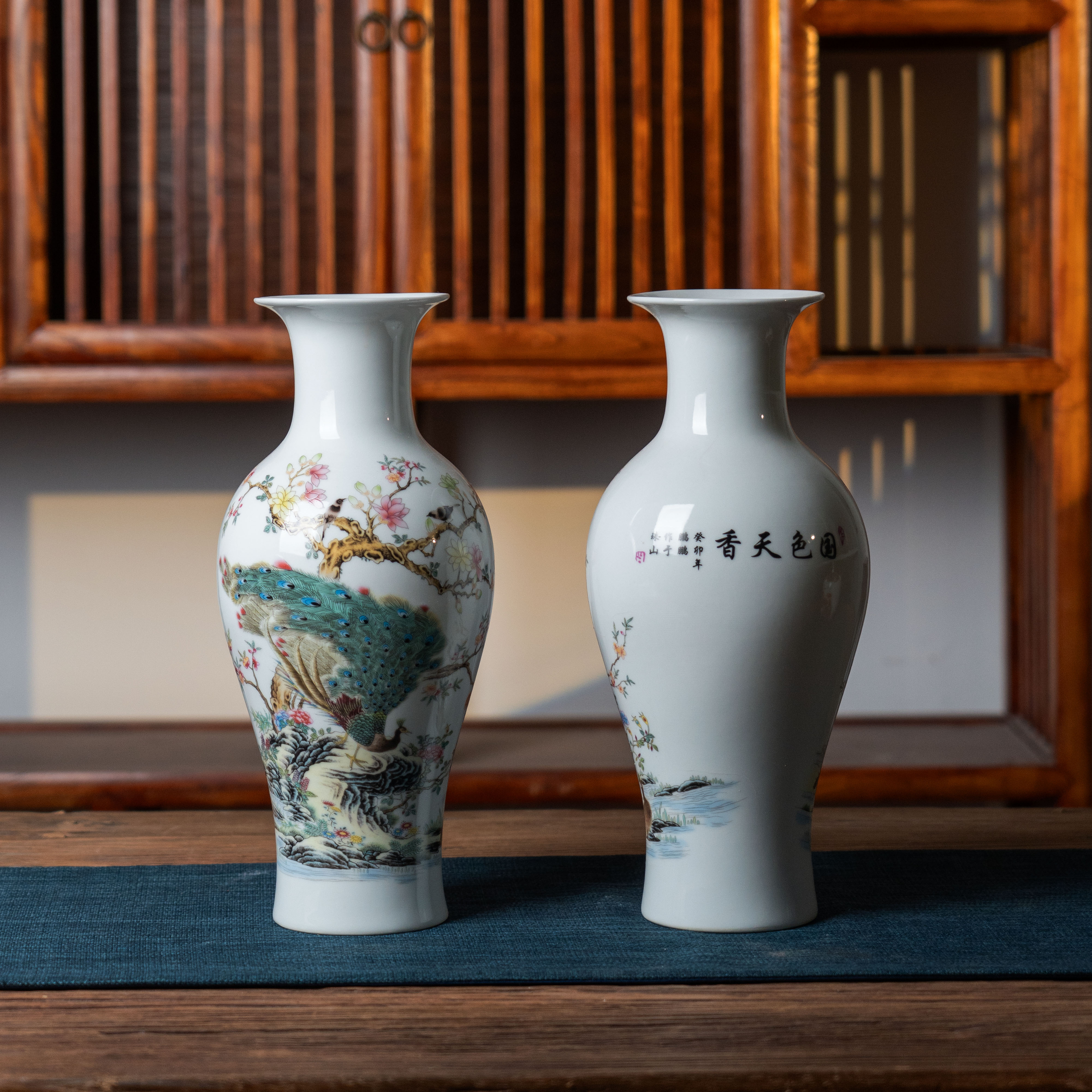 景德镇陶瓷 粉彩国色天香鱼尾瓶一对