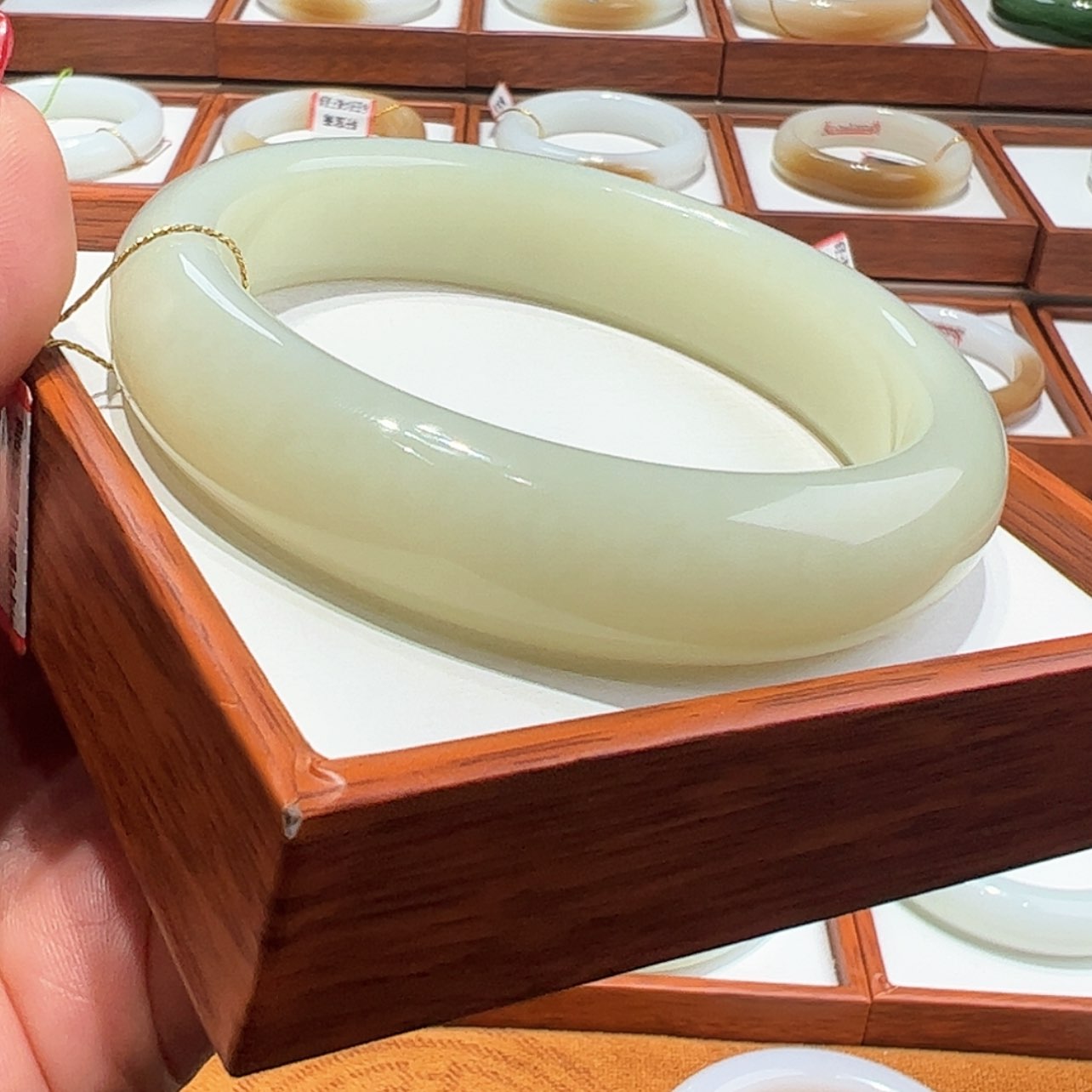 【闪购商品】和田玉手镯未镶嵌虹