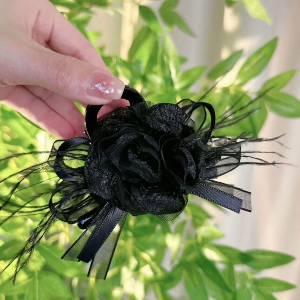 哈韩宅物哈韩宅物黑色山茶花羽毛发夹小香风鲨鱼夹抓夹后脑勺发抓