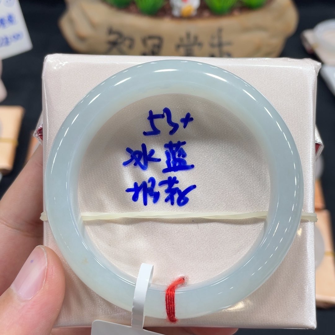 翡翠手镯未镶嵌翡翠手镯