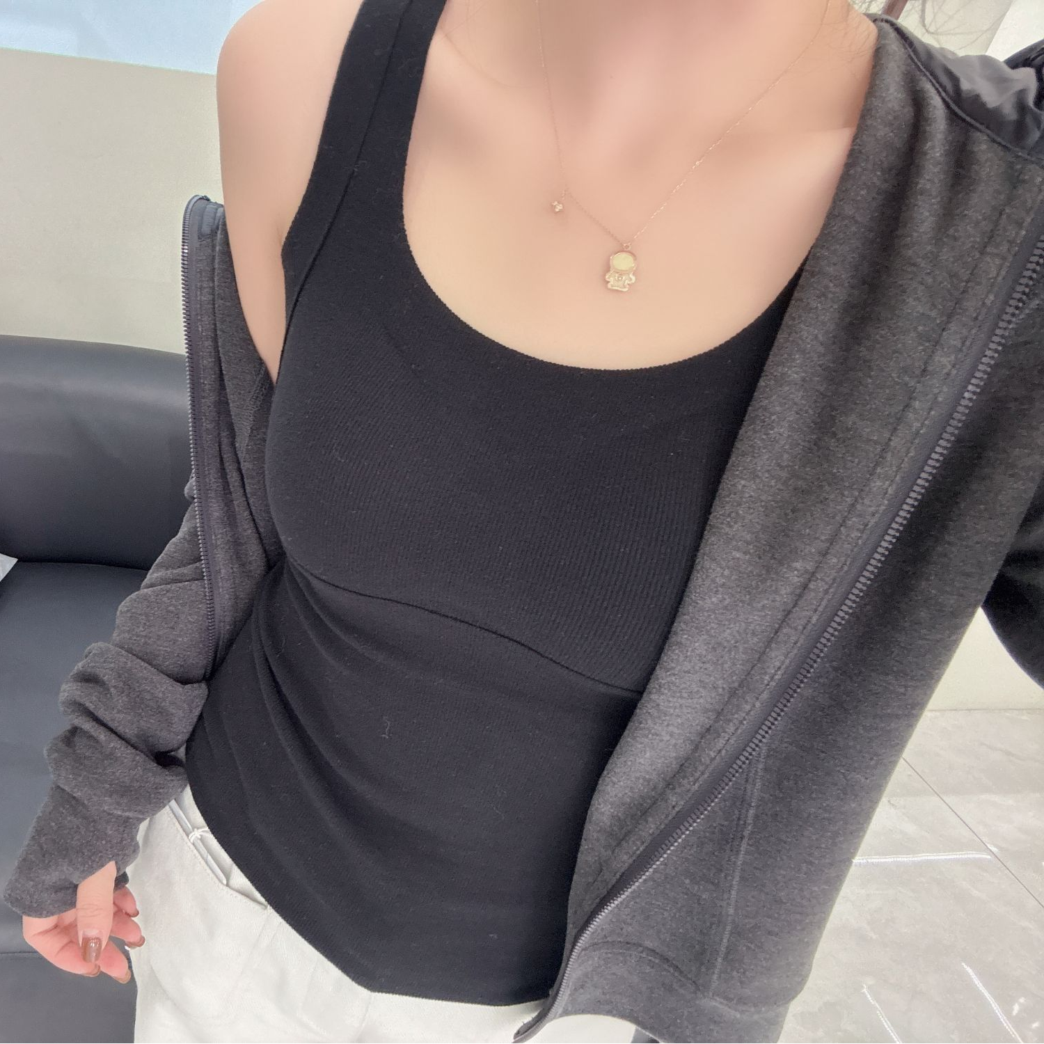 2024韩版网红爆款时尚百搭气质纯色性感修身显瘦带胸垫打底背心女