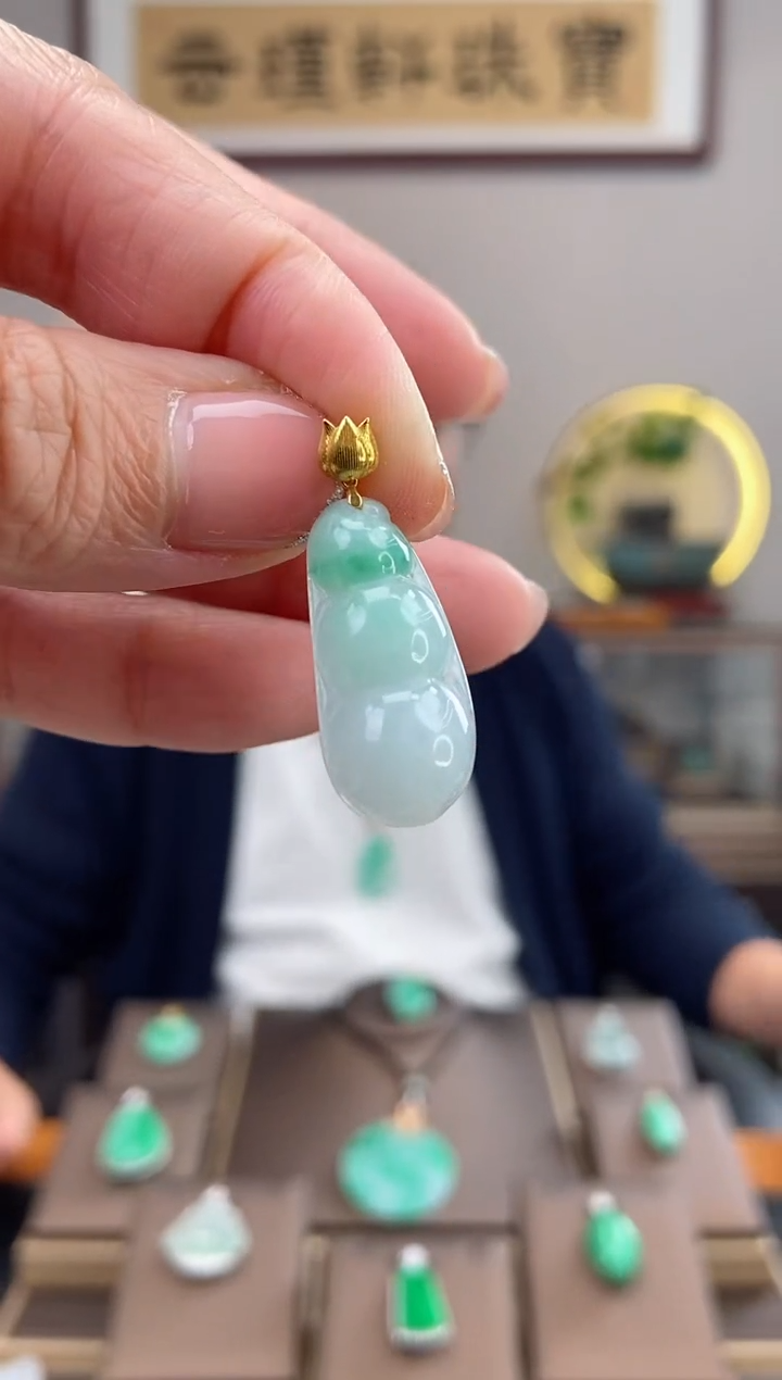【闪购商品】翡翠吊坠(赠链)18K金镶嵌四季豆吊坠