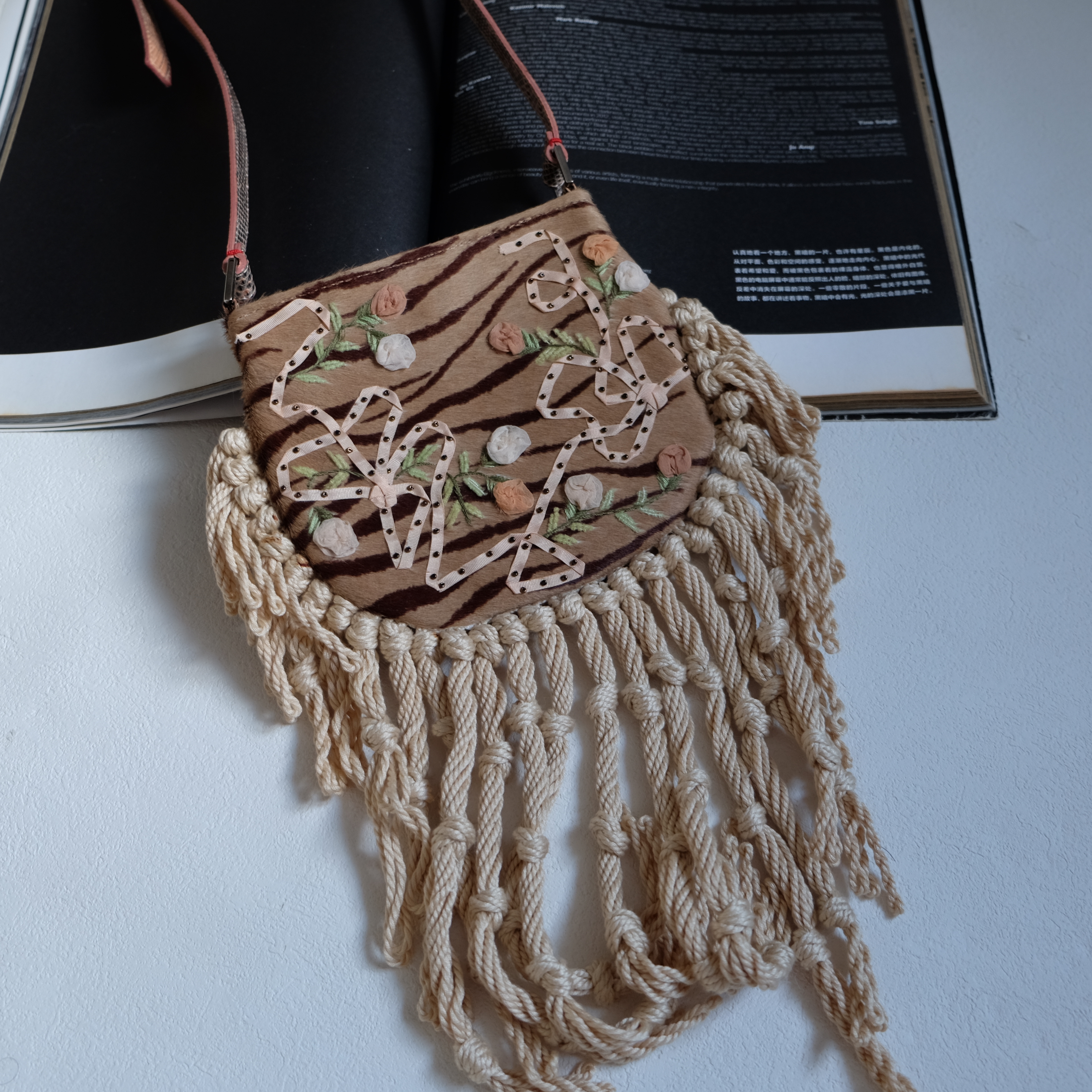 95新 Valentino/华伦天奴 辣辣/高稀虎纹刺绣流苏斜挎包