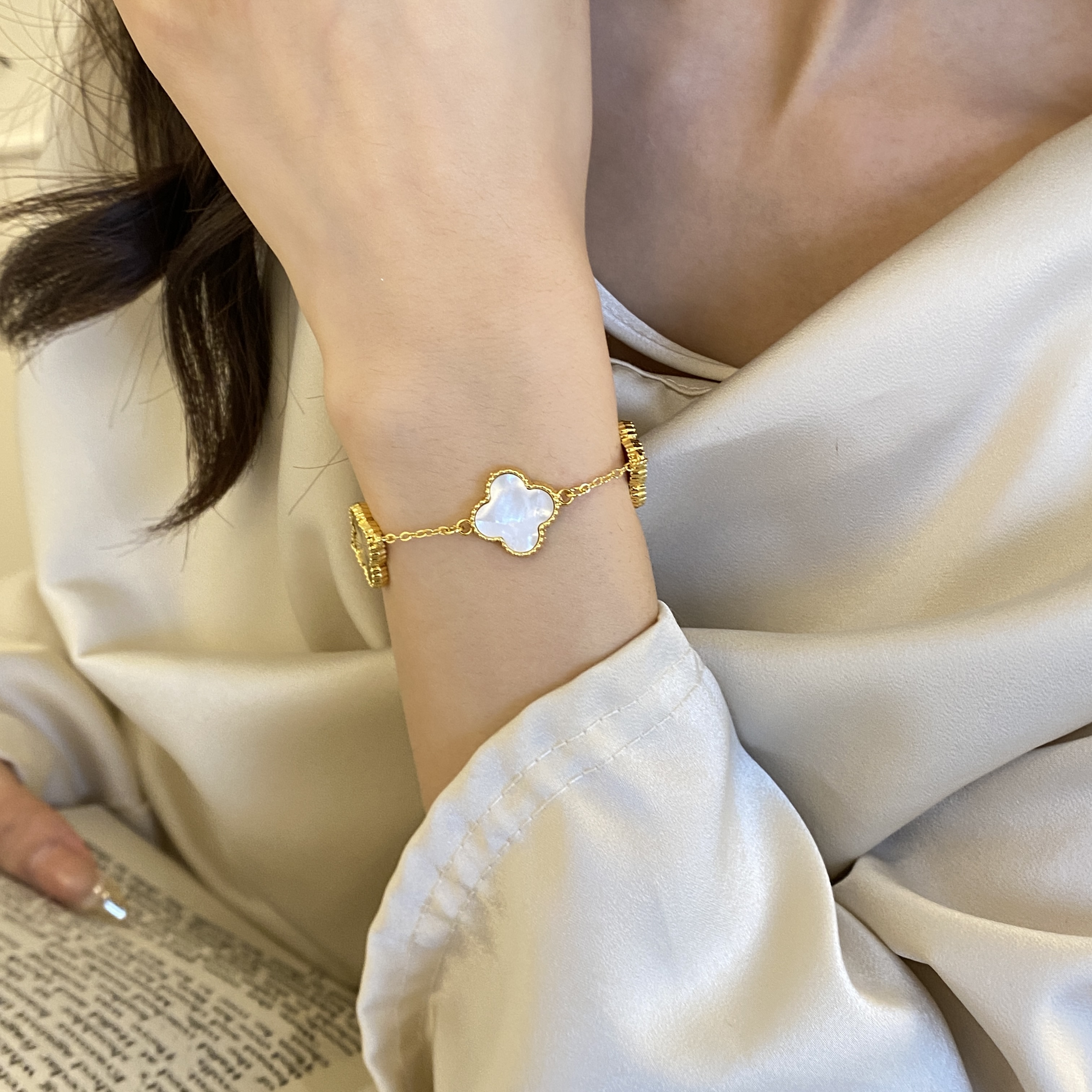 铜合金贝壳手链 经典气质优雅轻奢时尚百搭（白/镭射3+2）五花手链