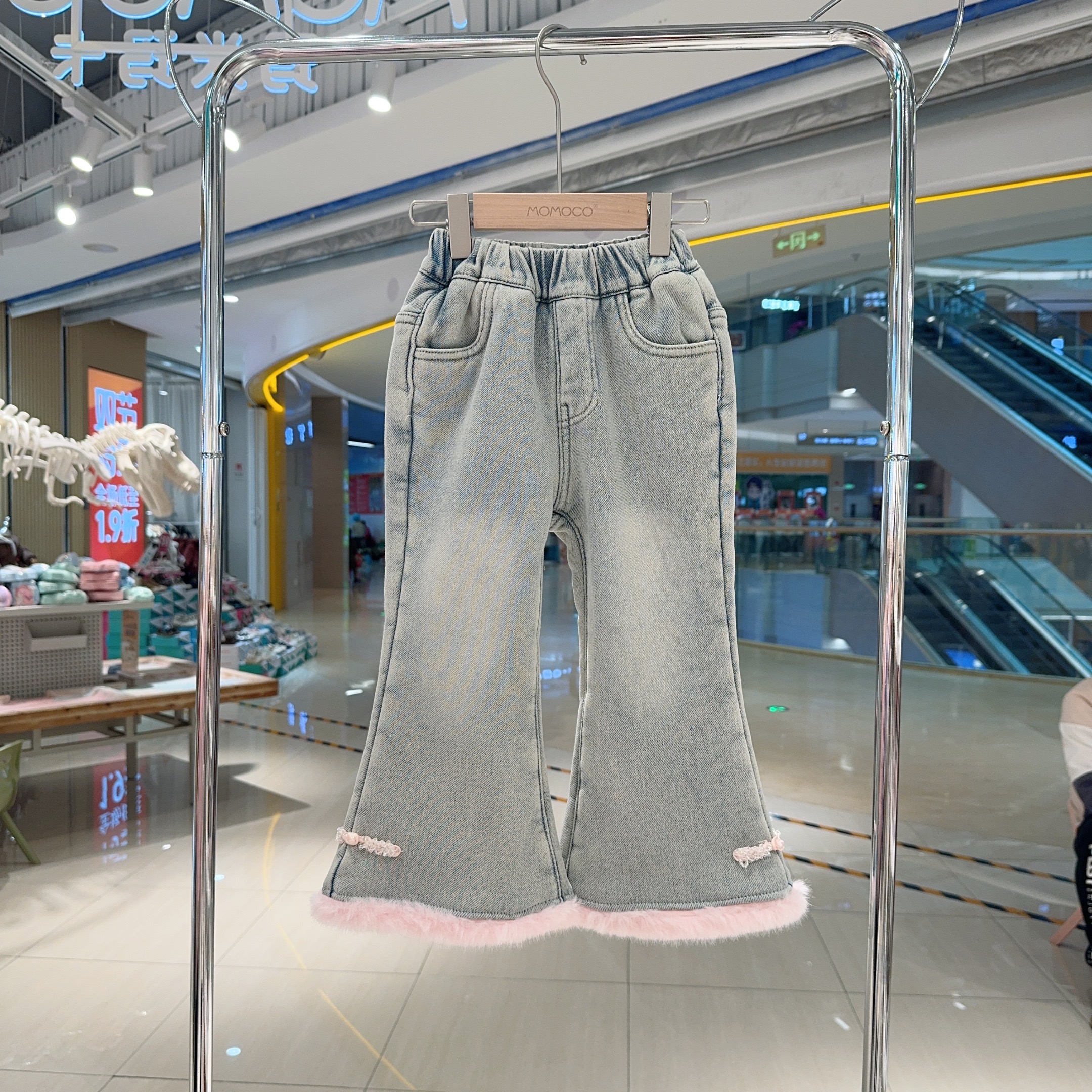 MOMOCO冬季女童新款时尚毛毛边牛仔喇叭裤75830350011