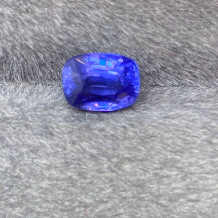 无烧变色矢车菊蓝宝石3.82ct全净无瑕由蓝变紫变红吉尔德证干净