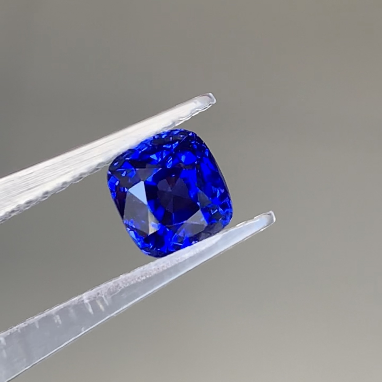 天然无烧色标级1号色皇家蓝蓝宝石3.05ct颜色正火彩好AIGS证干净