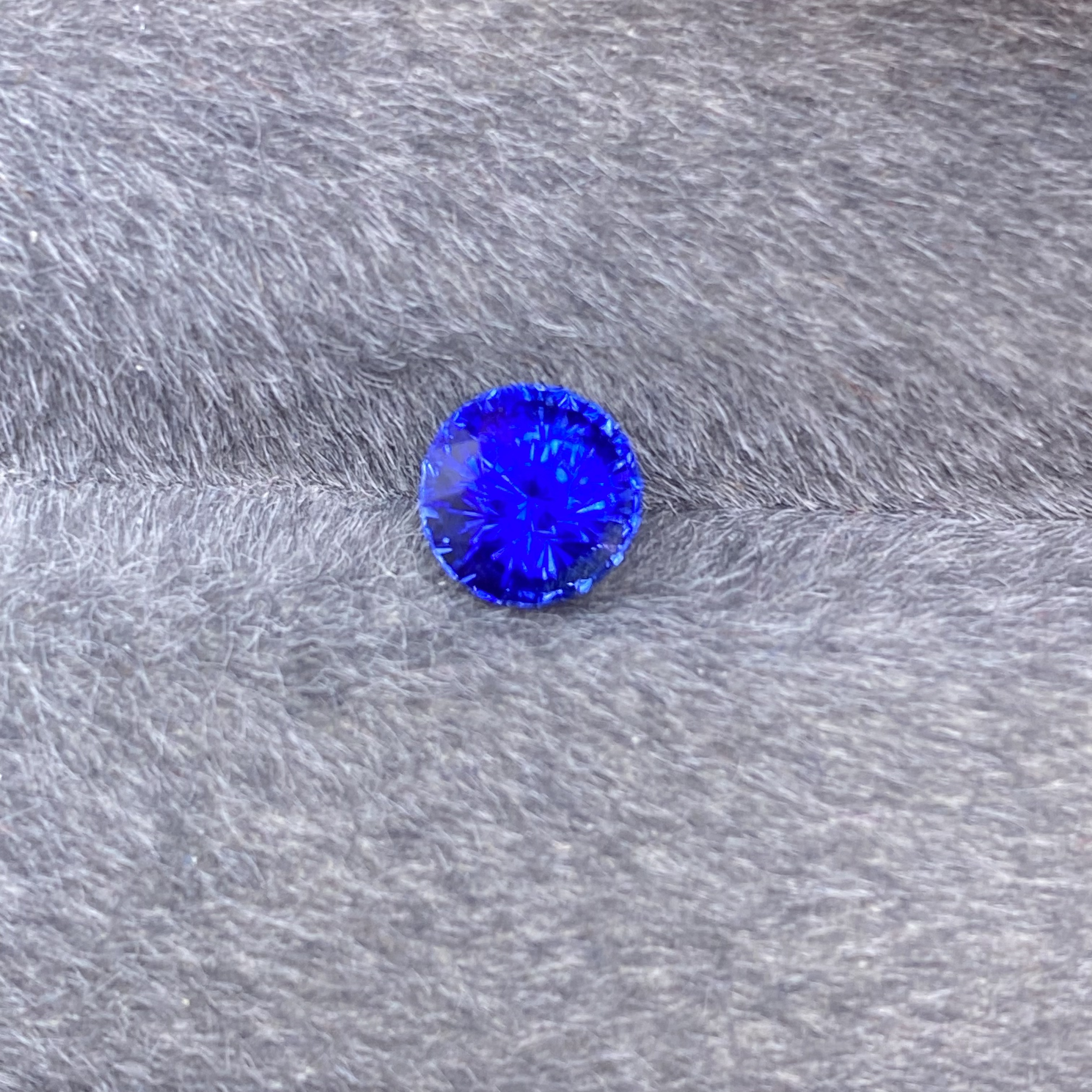 天然Vb皇家蓝蓝宝石1.59ct全净无瑕干净吉尔德证火彩璀璨实物漂亮