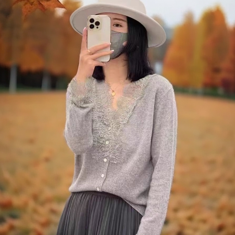 欧货软糯全羊毛V领拼蕾丝长袖单排扣显瘦女人味百搭羊毛针织衫女