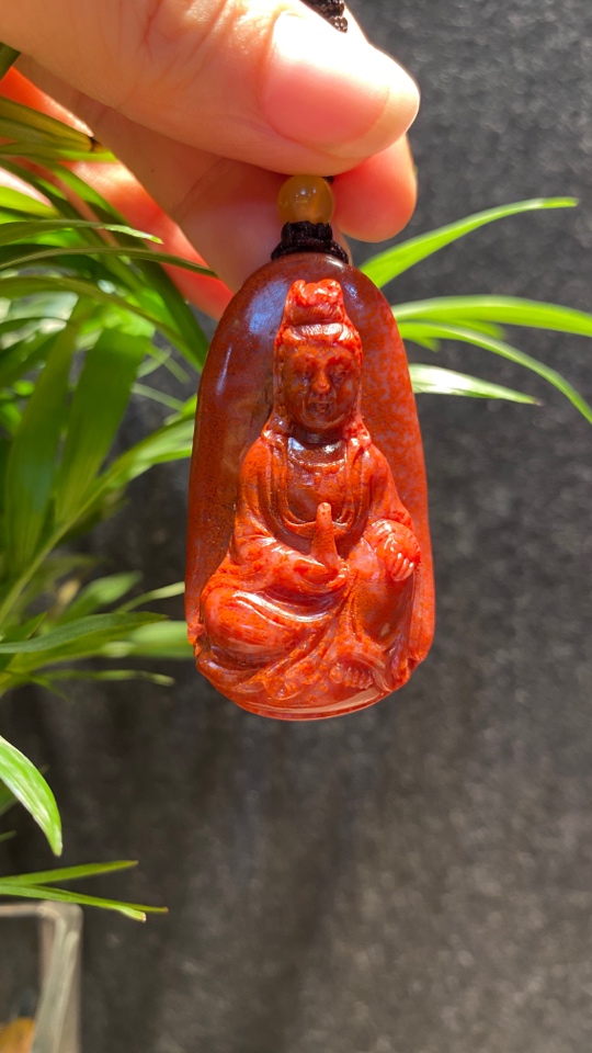 寿山水洞高山满带红色砂砂颗粒感美 挂件 题材：观自在