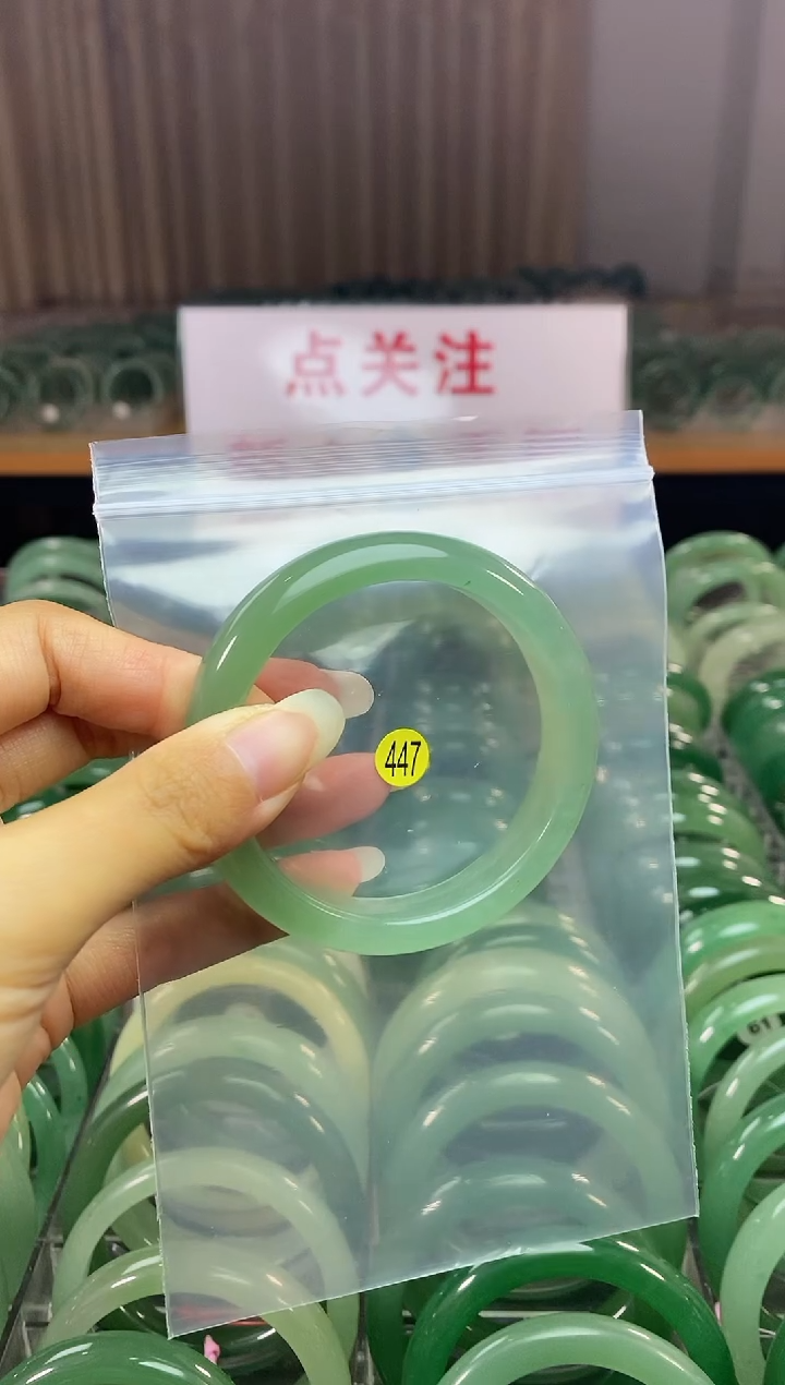 【闪购商品】石英质玉手镯未镶嵌55
