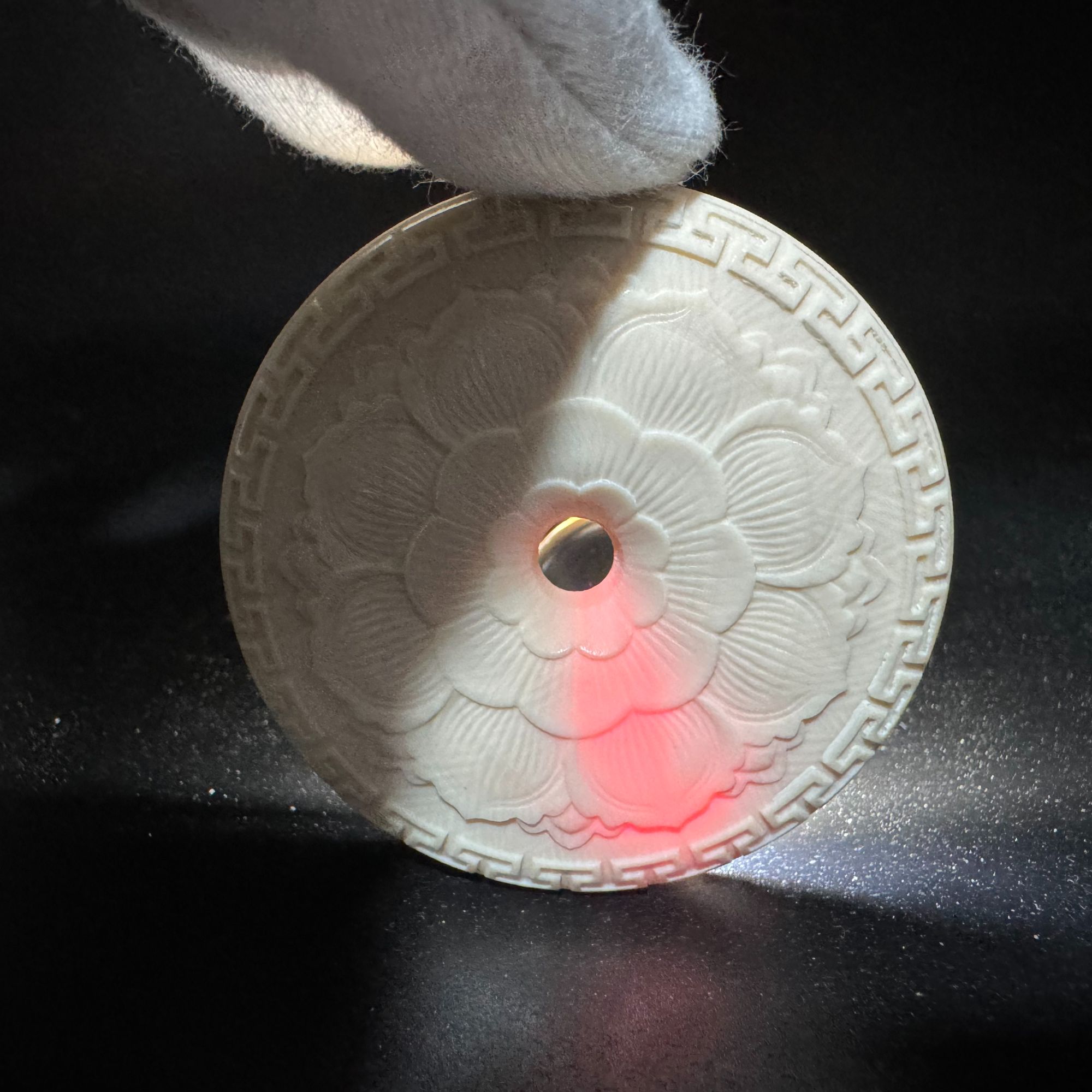 F0008天然猛犸莲花面包圈手把件