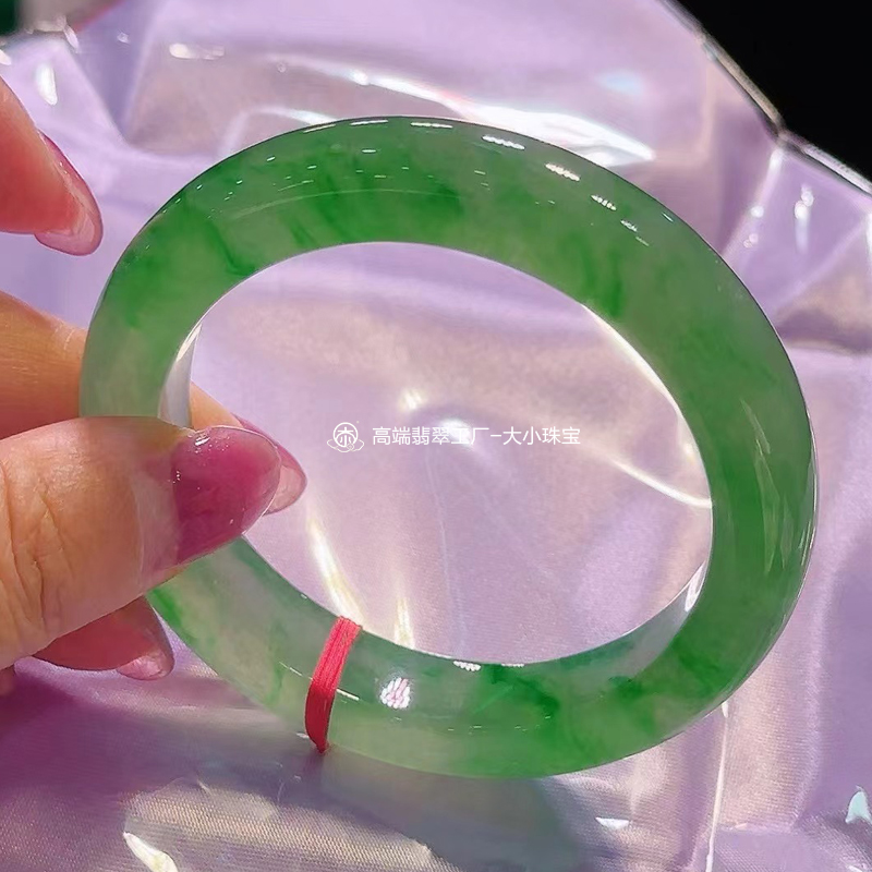 大小珠宝高冰种正阳绿飘花天然翡翠手镯正圈52.5冰种金丝翠绿玉镯