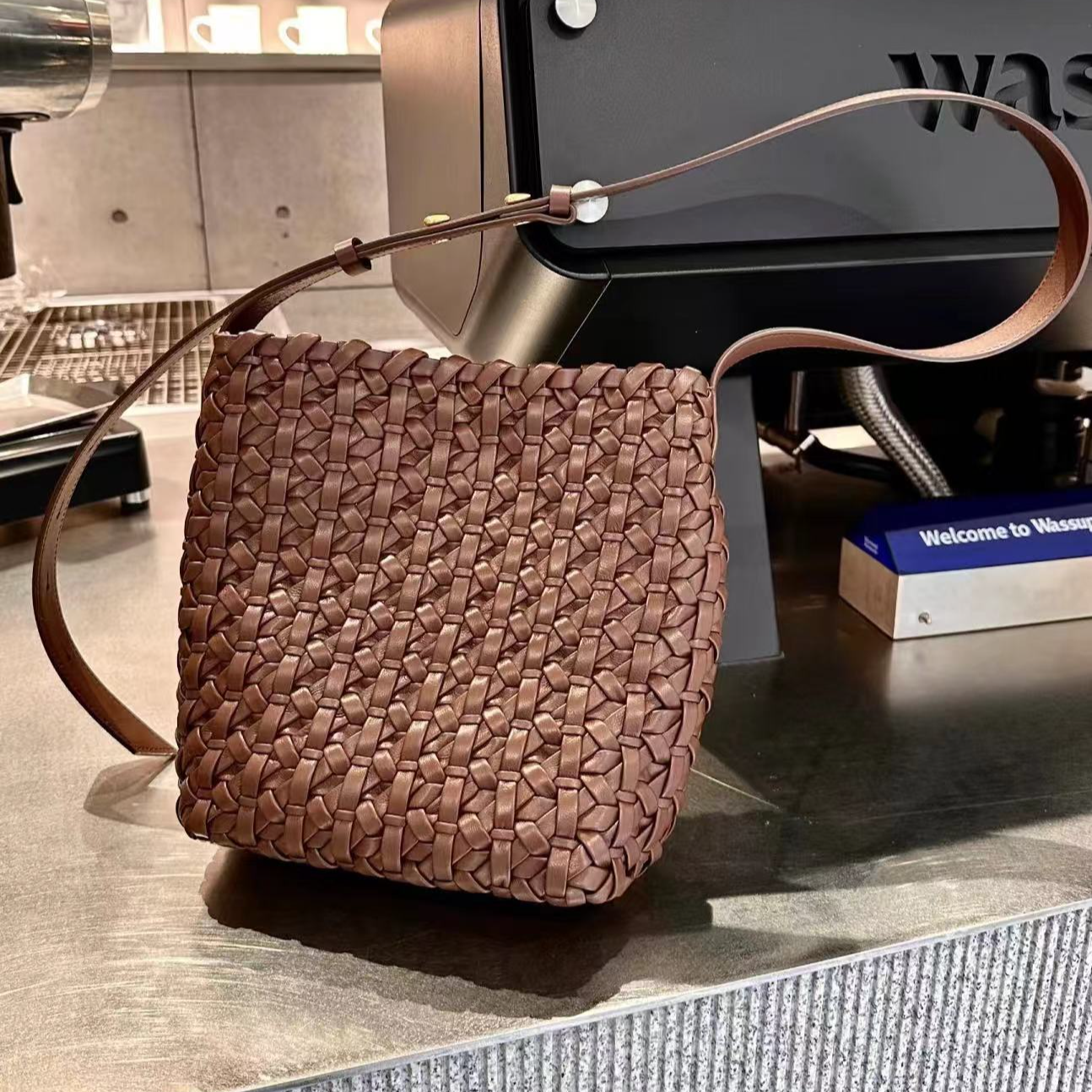 小麦801-820草编高雅棕色女士通勤经典编织斜挎抽绳中号单肩包。