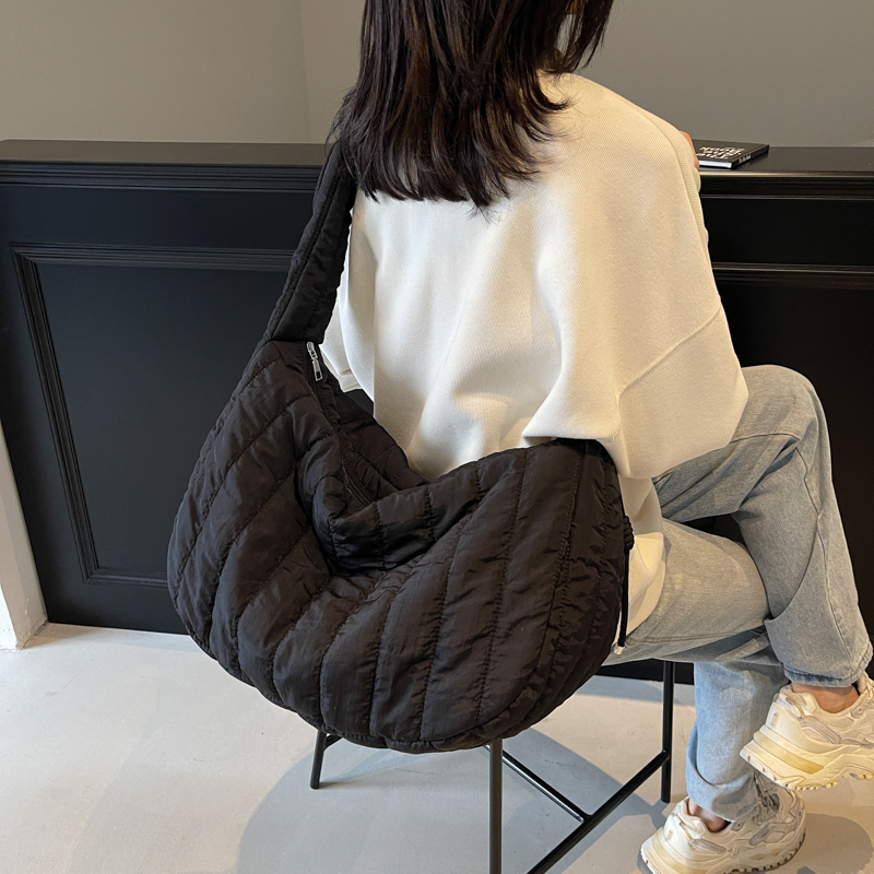 韩版复古菱格托特包女休闲大容量单肩包洋气潮流秋冬棉服包