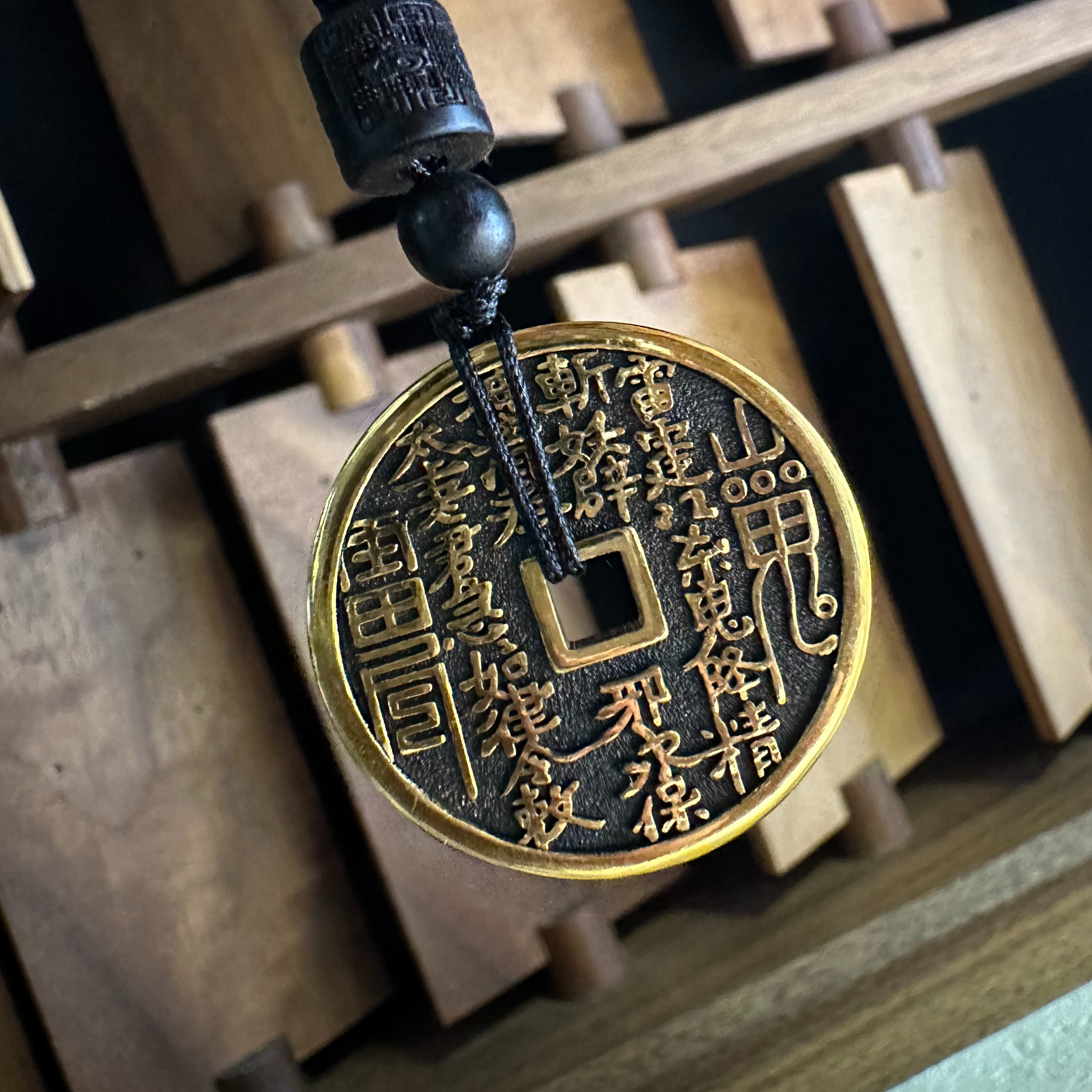 xisanfu/喜三福电黑金山鬼花钱黄金吊坠男女通戴手工雕刻(不含绳)