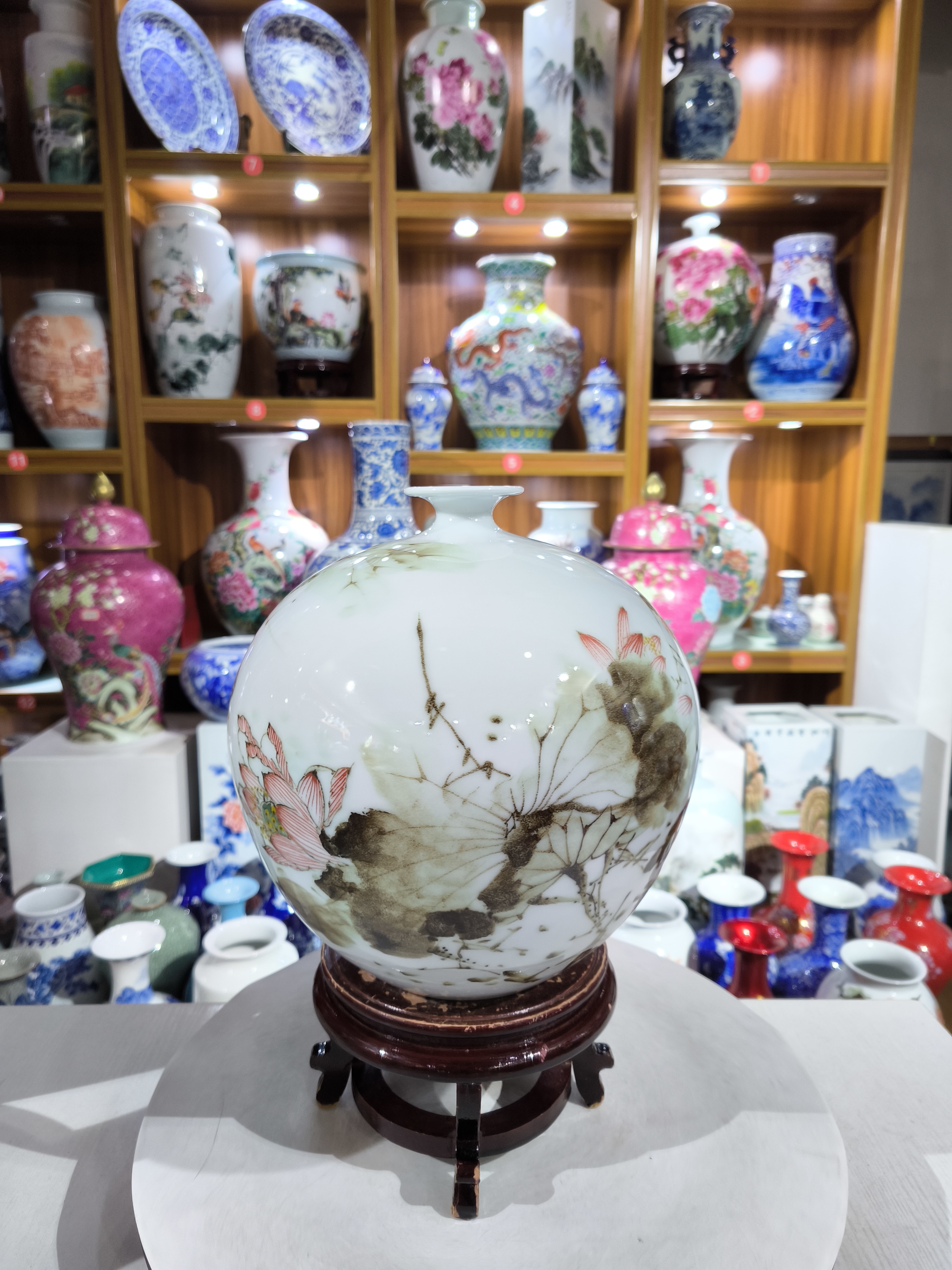 青花和为贵荷花石榴瓶