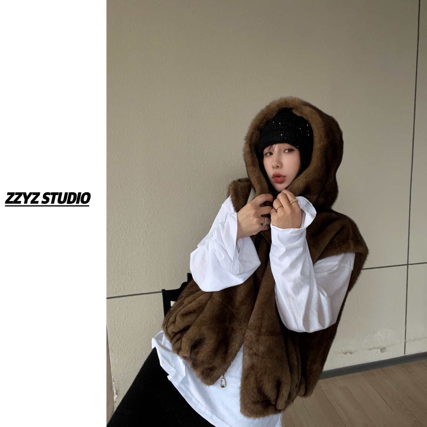 “生巧布朗尼”韩系chic秋冬复古气质连帽宽松百搭坎肩毛绒马夹外套
