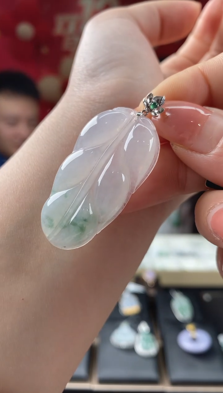 【闪购商品】翡翠吊坠(不含链)18K金镶嵌翡翠叶子微瑕