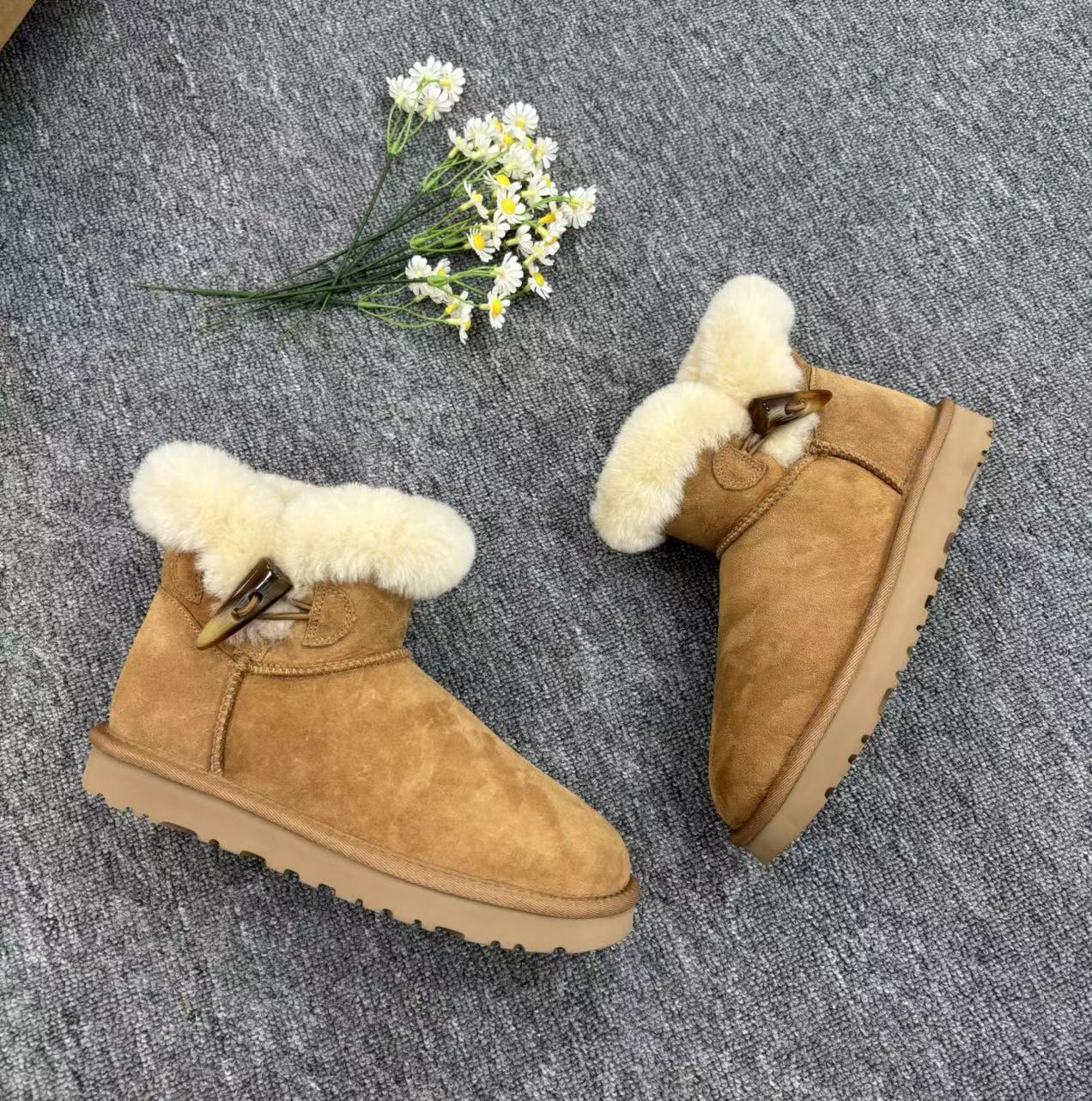 桑坡经典牛角扣短筒雪地靴皮毛一体百搭加保暖时尚女冬1