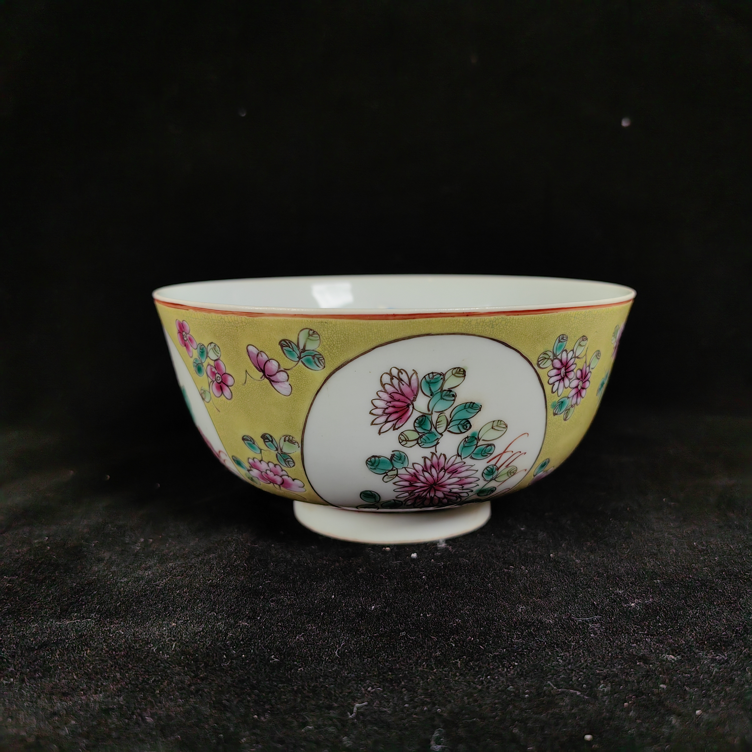 黄地开窗粉彩花卉纹