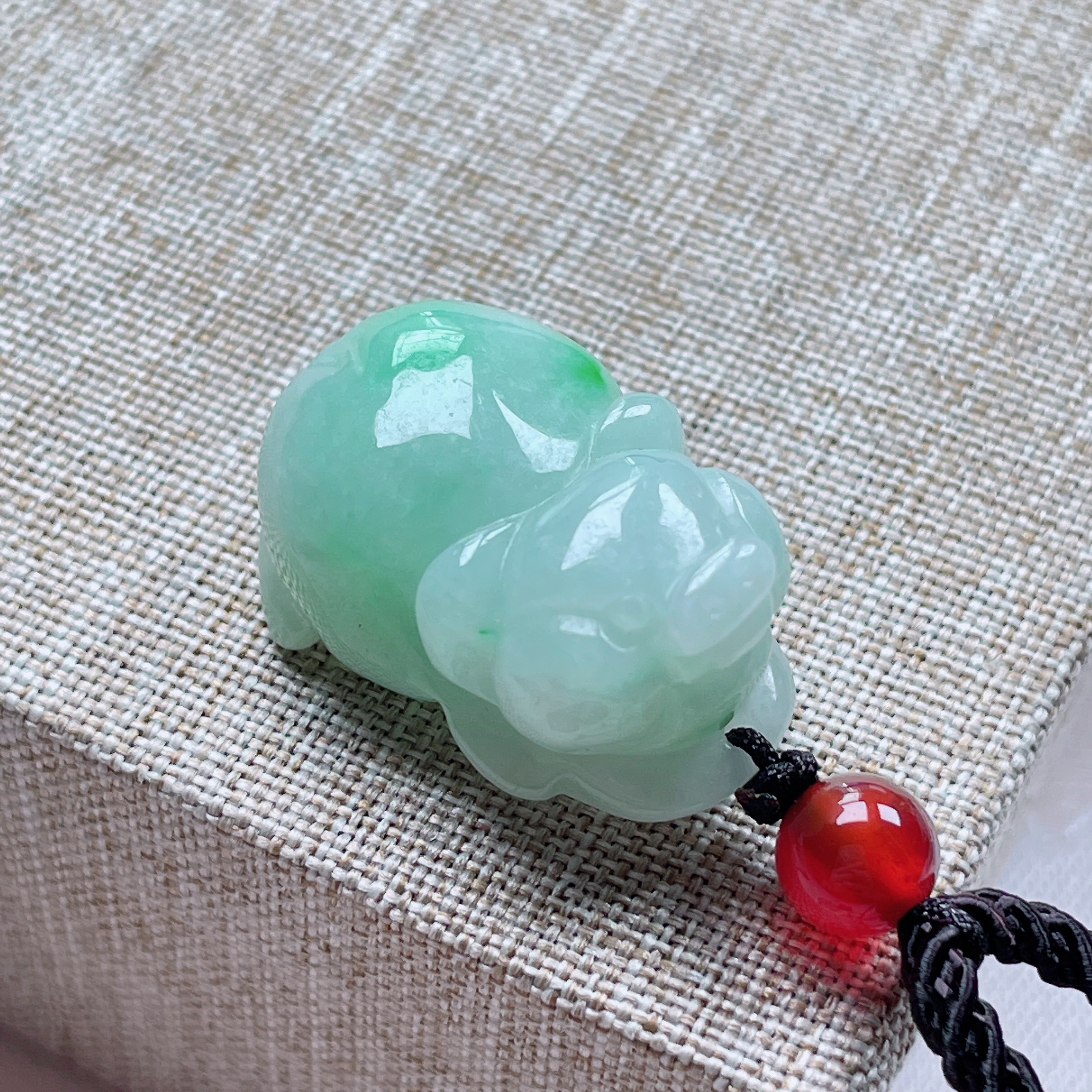 挂坠冰种缅甸天然翡翠A货水润高冰生肖猪吊坠
