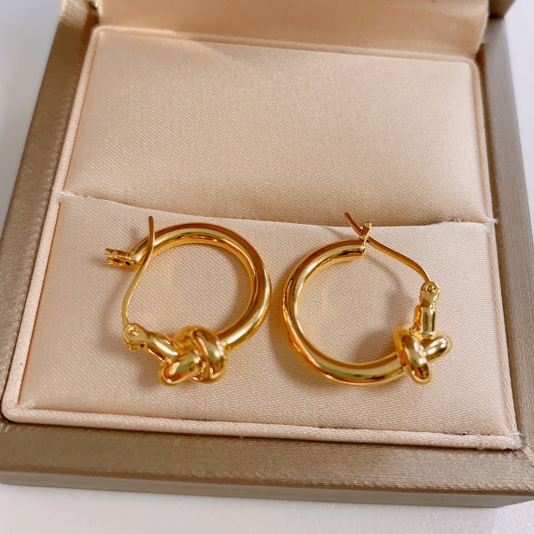 18k金 扭扭结浅金色耳环 简约圈圈素款百搭光面经典文艺珠宝耳饰