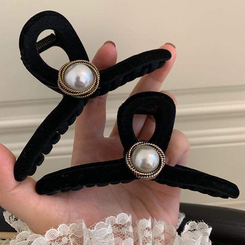 黑色丝绒珠珠高级感复古法式秋冬款小香风鲨鱼夹后脑勺盘发发夹女