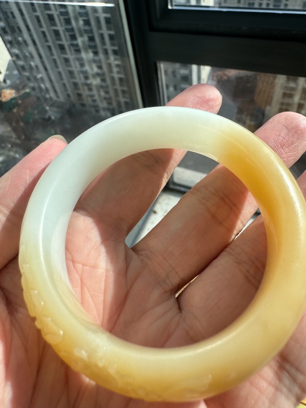 和田玉糖白手镯54口雕花