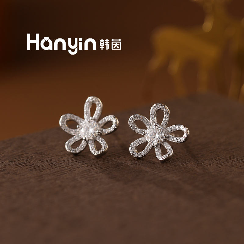 925银莫桑石耳饰 40分优雅莫桑钻小众气质纯银五瓣花莫桑耳钉AAA