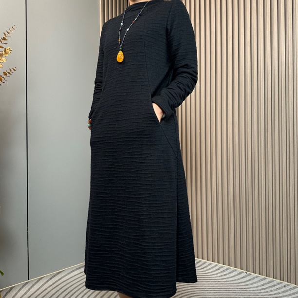 针织羊毛后背设计秋冬修身轻奢风格连衣裙。羊毛类不可机洗，热水