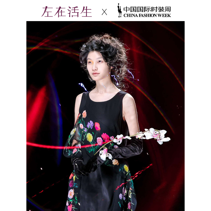 生活在左时装周同款花仙子春夏原创复古印花休闲显瘦无袖连衣裙女