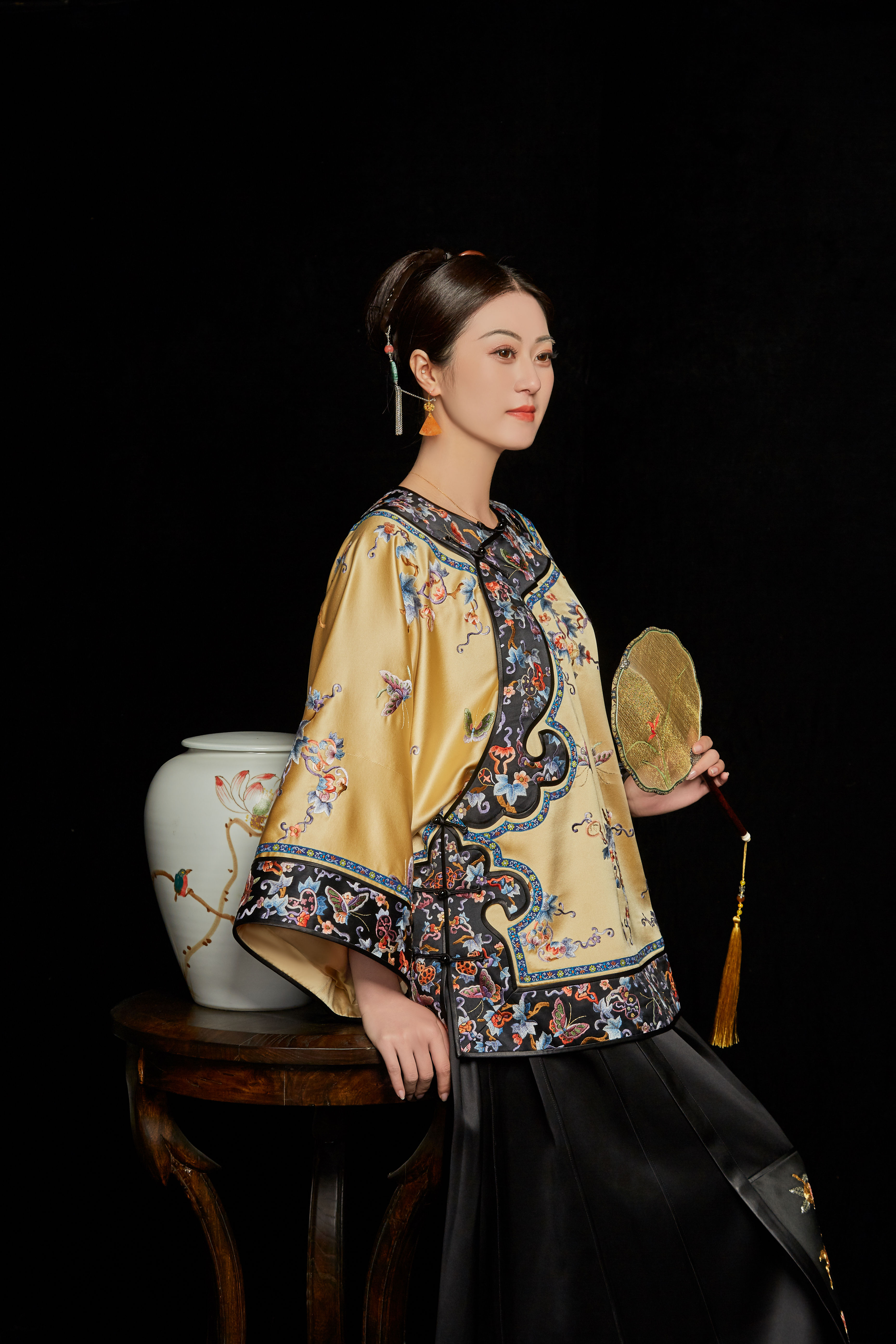 卿佩华服绵绵福蝶斜襟圆领氅衣